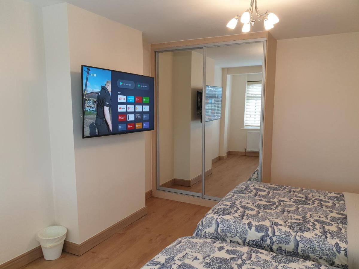 London Luxury 3 Bedroom Flat 1Min Walk From Underground, With Free Parking Sleeps X10 Exterior foto