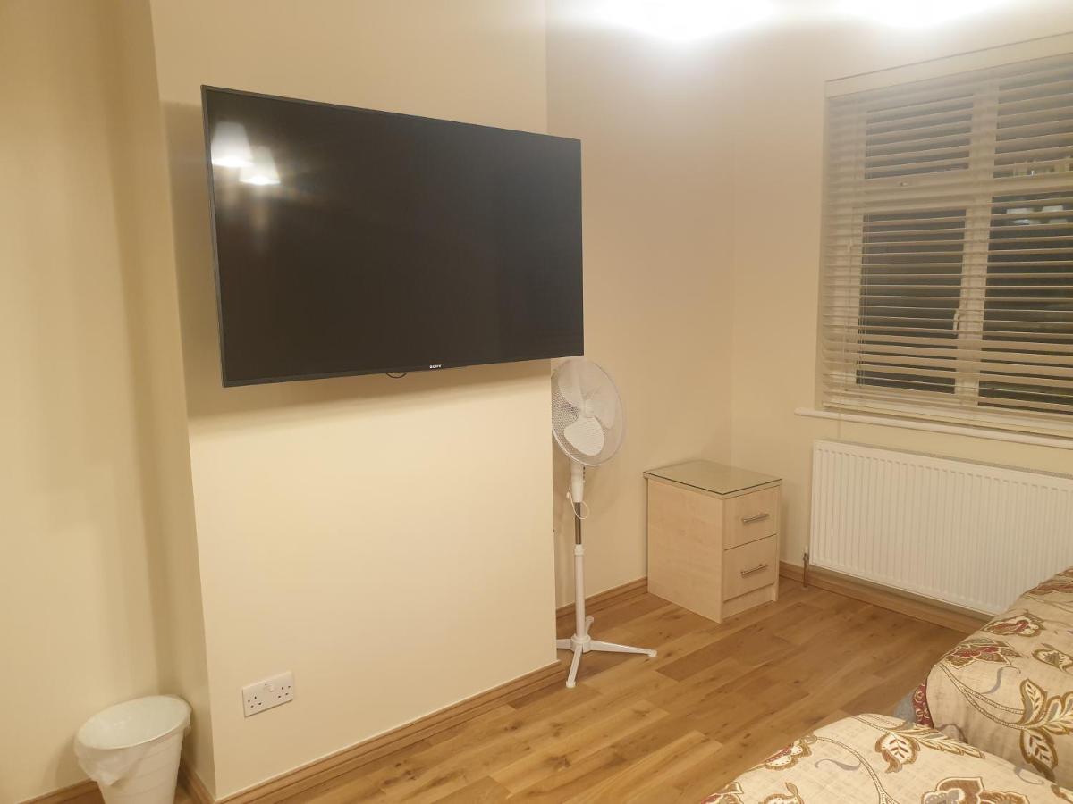 London Luxury 3 Bedroom Flat 1Min Walk From Underground, With Free Parking Sleeps X10 Exterior foto