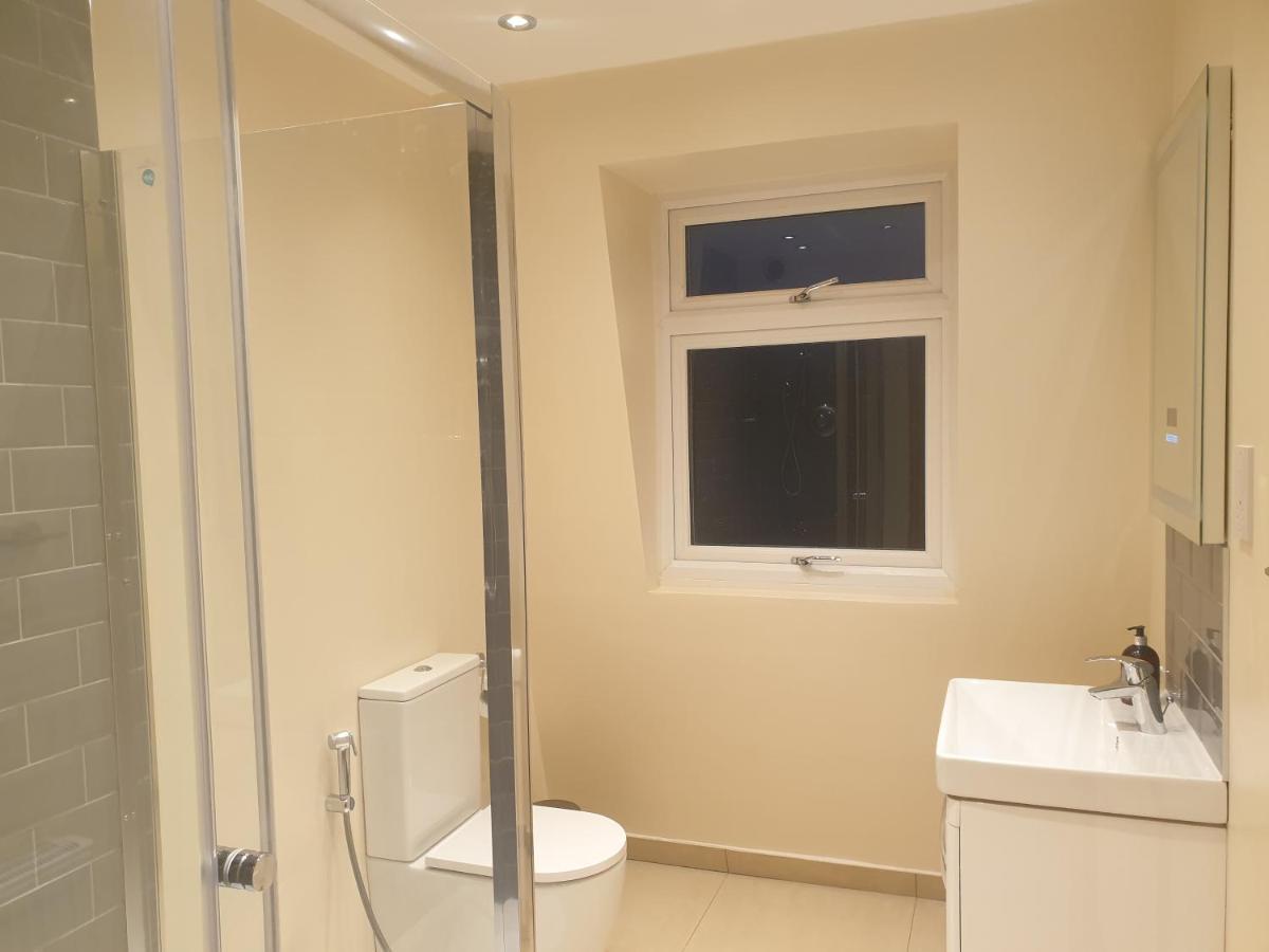 London Luxury 3 Bedroom Flat 1Min Walk From Underground, With Free Parking Sleeps X10 Exterior foto